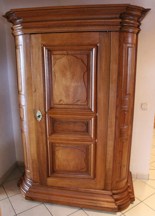 Antiker Barockschrank aus Eiche in Braun, ca. 1750 von Antikhof Brück, Höhe: 221 cm, Breite: 147 cm, Tiefe: 71 cm - Bild 1
