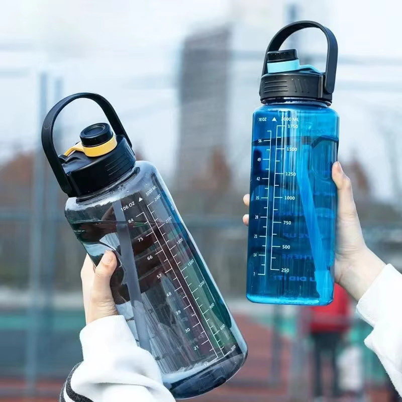 Fantia Sport-Wasserflasche in Blau mit großem Fassungsvermögen, auslaufsicherem Strohhalm und Zeitmarkierung für Sport und Outdoor - Bild 5