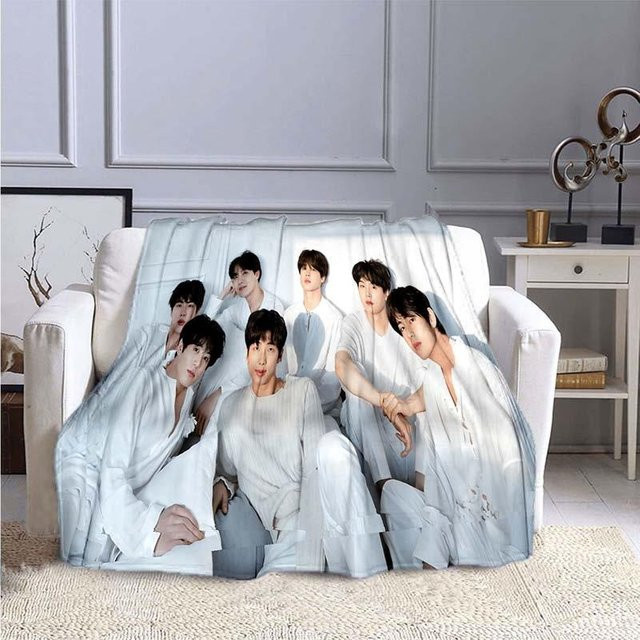 BTS Kpop Flanell-Überwurfdecke von Yunheng, warmer Plüsch-Überwurf für Bett und Sofa, Farbe: Weiß, B/T: 75 x 90 cm - Bild 1