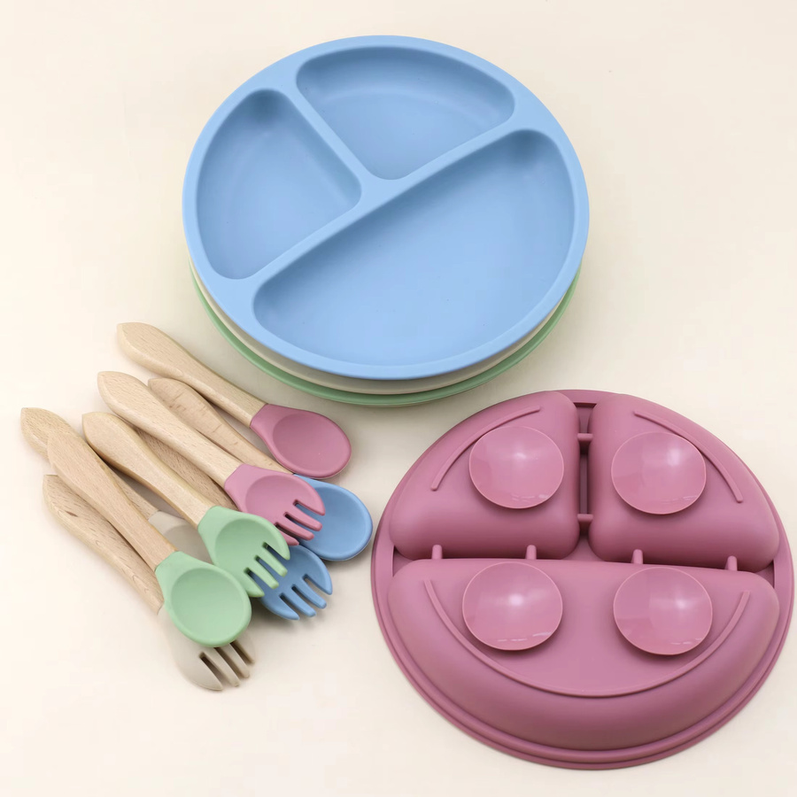 Dreiteiliges Baby-Essbesteck-Set aus lebensmittelechtem Silikon und Bambus in Beige mit Saugnapf-Teller und Löffel-Gabel-Set mit Holzgriff - Bild 1