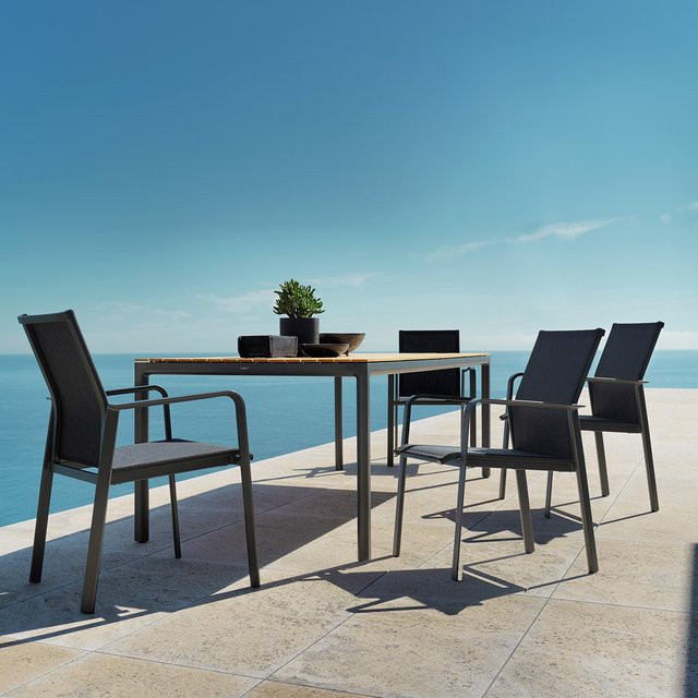 Solpuri Gartenmöbel Set bestehend aus 4 BREEZE Stapelsesseln und SOFT Tisch in Anthrazit und Teak mit Aluminium und Holz, B/T/H: 160 x 100 cm - Bild 1