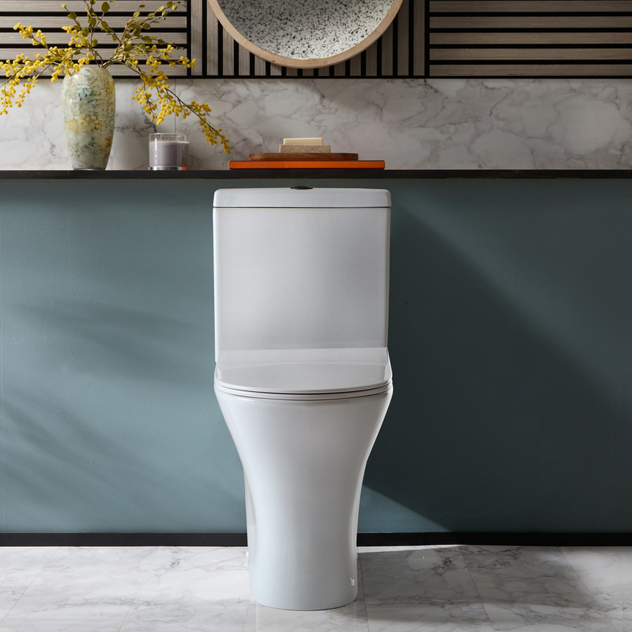 Marbury Stand-WC aus Keramik in Weiß mit aufgesetztem Spülkasten, schwarzem Spülknopf und WC-Sitz mit Absenkautomatik - Bild 1