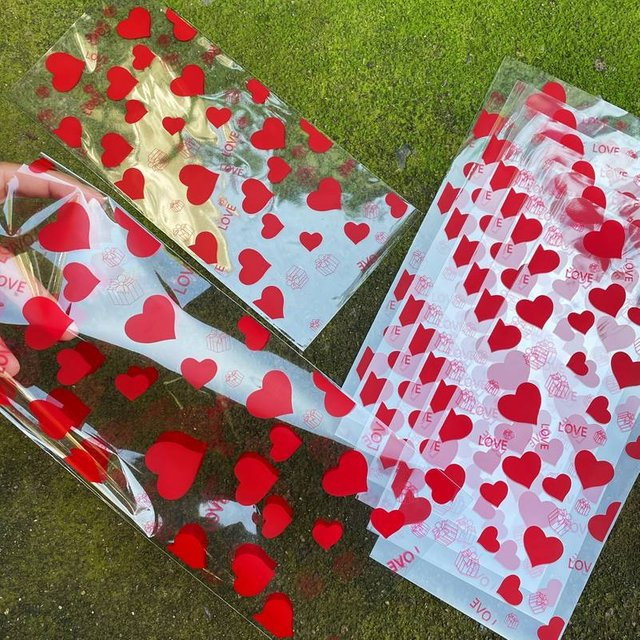 50 Stück Geschenkbeutel aus Kunststoff mit rotem Herzmuster für Valentinstag, Hochzeit und Verlobung - Bild 1