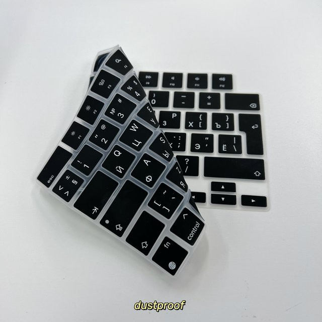 Silikon Tastaturschutz für Apple MacBook Air 13/15 Zoll und MacBook Pro 14/16 Zoll M1/M2/M3/M4 in Schwarz mit russischem Tastaturlayout (UK-Layout) - Bild 1
