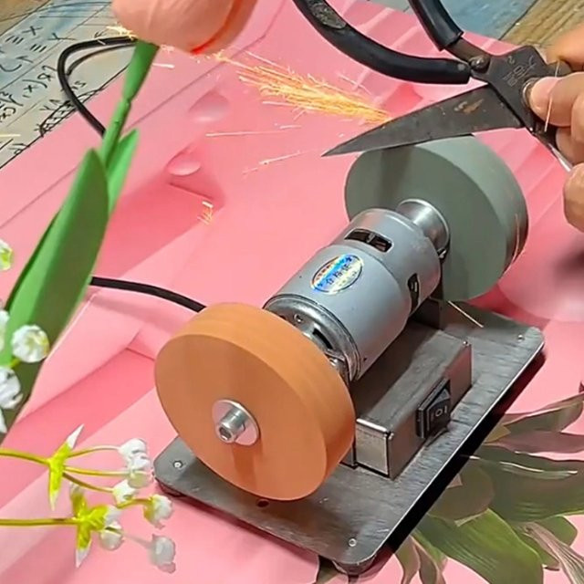 MachineArtifact Mini Elektrische Schleifmaschine mit Doppelschleifer für Grob- und Feinschleifarbeiten - Bild 1