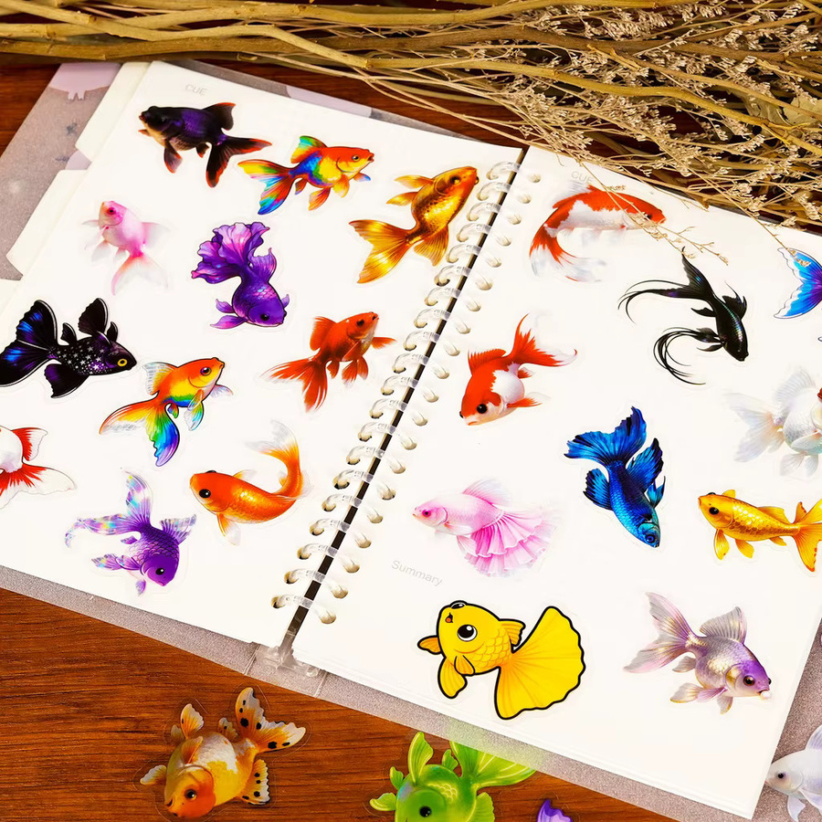 56 Stück bunte Goldfisch transparente PET-Aufkleber von Anime Worlds Store zur Dekoration von Helmen, Motorrädern und Telefonen - Bild 5