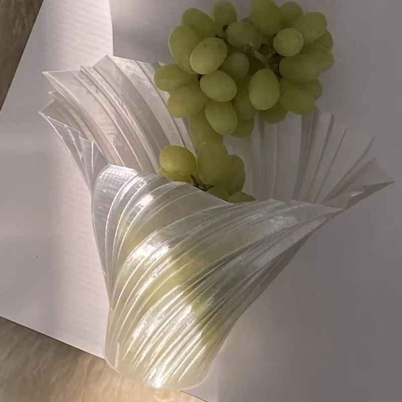 Dekorative Vase von oeny in Weiß, moderne abstrakte Kunstharz-Vase mit unregelmäßigem Design für Schnittblumen und Dekoration - Bild 2