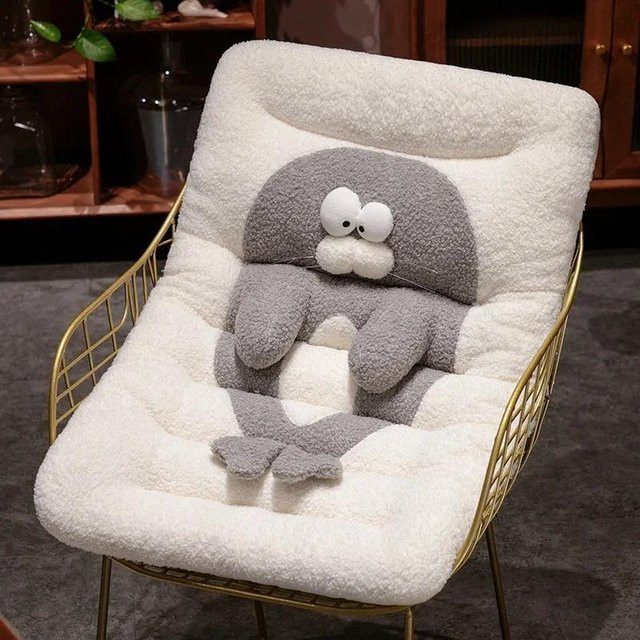 Warme Plüsch Stuhlauflage mit integriertem Sitzkissen und Rückenlehne in Weiß, Design Pinguin und Robbe, B/T/H: 70 x 90 cm - Bild 1