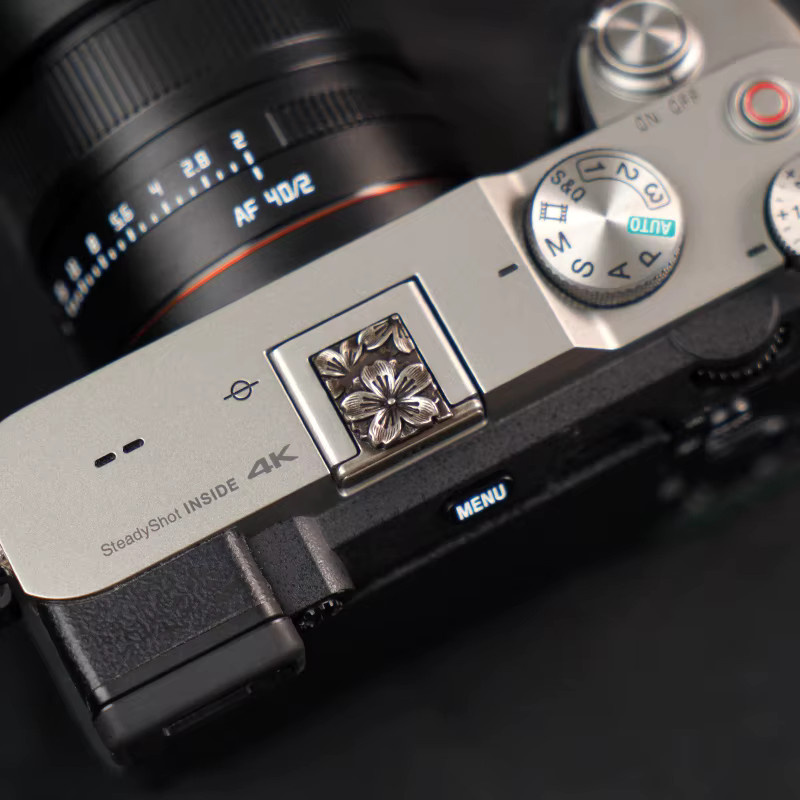 NiYi Metall-Blitzschuhabdeckung im Retro-Stil in Antik-Silber als staubdichte Kamera-Schutzkappe für Fujifilm XS20 XT50 XM5 XT30 Nikon Canon Sony - Bild 2
