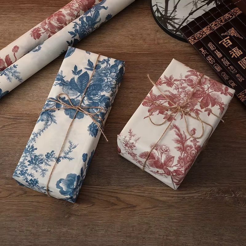 Premium Geschenkpapier mit blau-weißem Pfingstrosenmuster von Schneepernenpapier - Bild 1