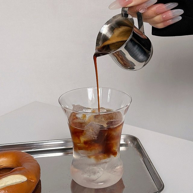 Edelstahl Milchkännchen und Messbecher mit Ausgießer in Silber, 60 ml bis 240 ml - Bild 1