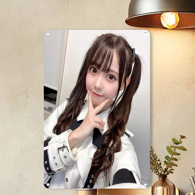 Retro-Metallschild HELLOYOUNG mit Anime Twin Tail Girl Aufdruck, Wanddekoration in Multicolour - Bild 1