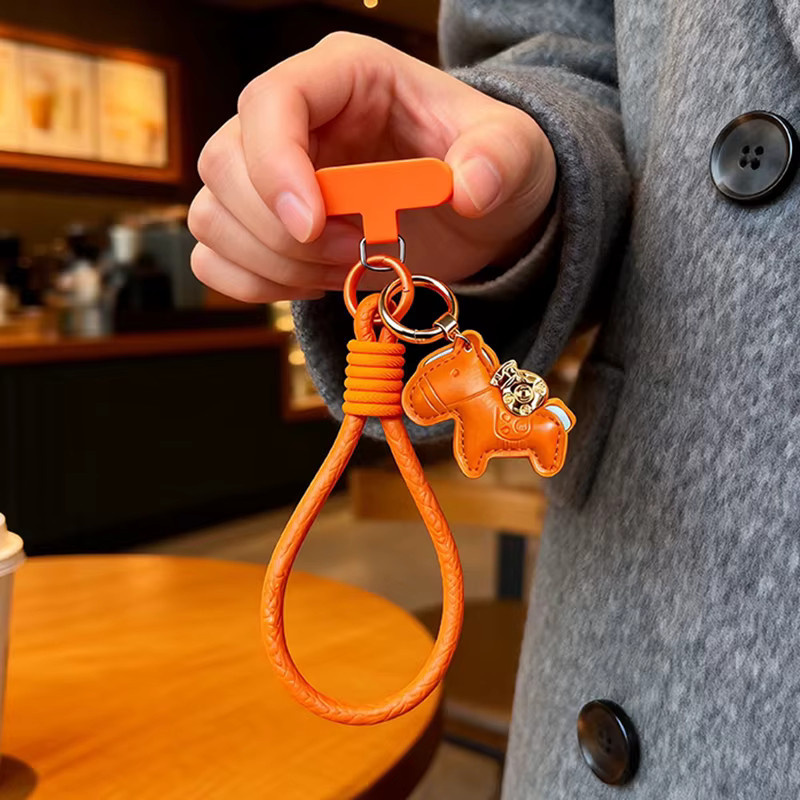 QIXTWO Leder-Pony Handyband als Handgelenkschlaufe und Handykette für iPhone, Samsung, Xiaomi und Motorola in Rot und Orange - Bild 3