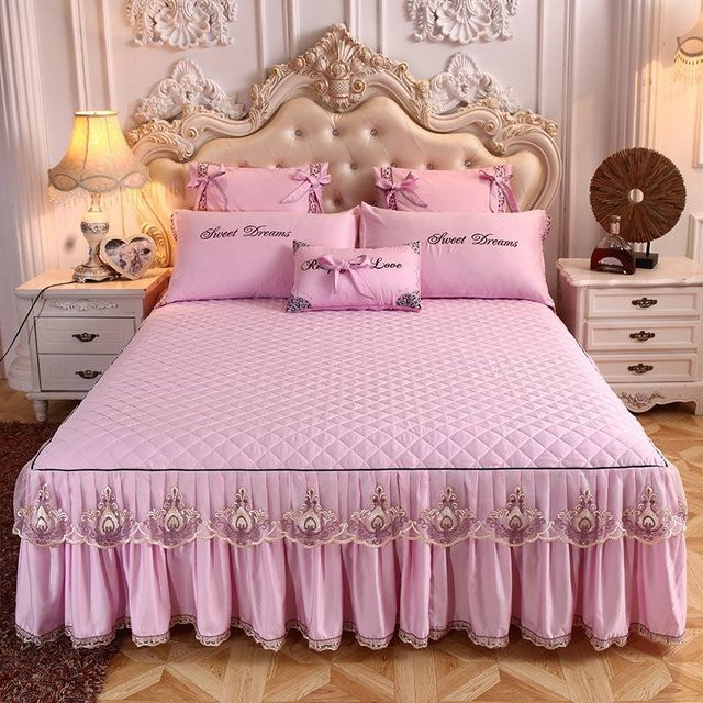 3-teiliges Bettrock-Set von Your Warm Home aus gebürsteter Spitze in Pink, gesteppte koreanische Prinzessinnenspitze, rutschfeste Tagesdecke für alle vier Jahreszeiten, B/T/H: 180 x 200 cm - Bild 1