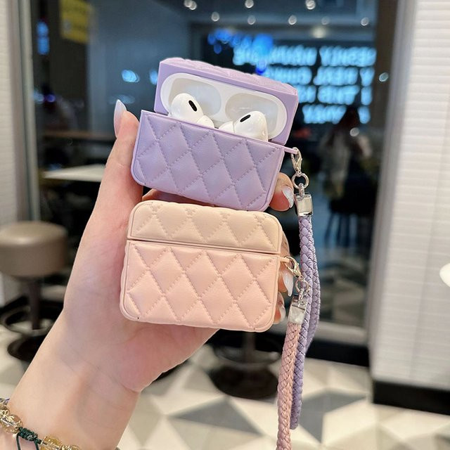 Modische Leder-Schutzhülle für Apple AirPods 4, 2, 3 und Pro 2 mit Trageband in Pink oder Purple - Bild 1