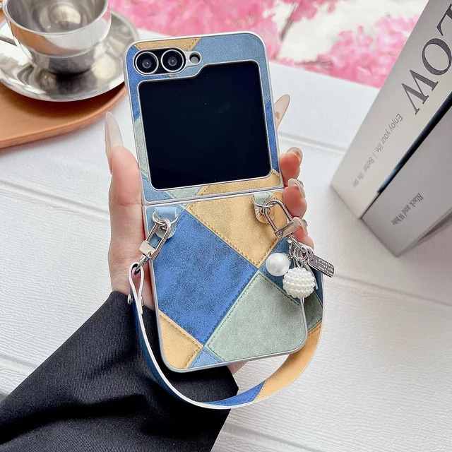 Luxus Retro Lederband Handyhülle für Samsung Galaxy Z Flip 4, Z Flip 5, Z Flip 6 und Z Flip 7 in White Multicolour, stoßfeste Abdeckung mit Handgelenkband - Bild 1