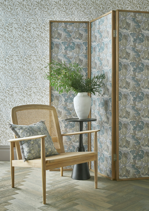 Clarke & Clarke Tapete Acanthus in Slate/Dove mit floralem Art Nouveau Design und botanischem Muster als Vlies-Tapete - Bild 1