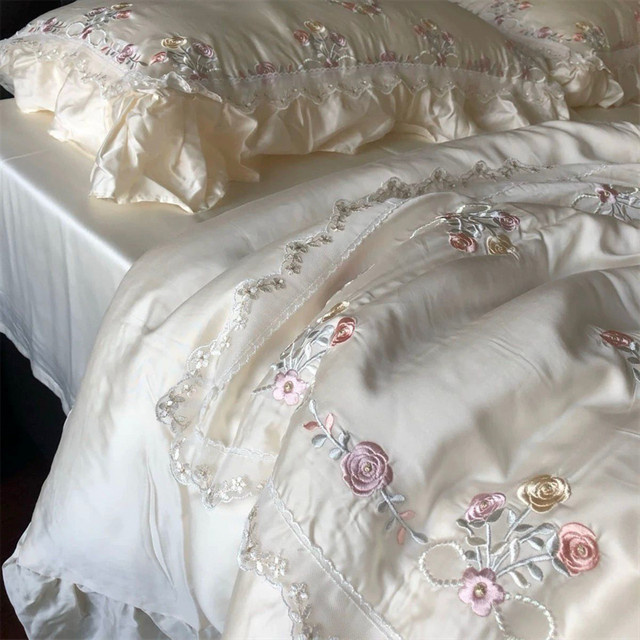 Bettwäsche-Set aus Lyocell und Bambusfaser mit Blumenstickerei und Spitze in Rose und Weiß, bestehend aus Bettbezug, Kissenbezügen sowie Spannbettlaken oder flachem Laken - Bild 1