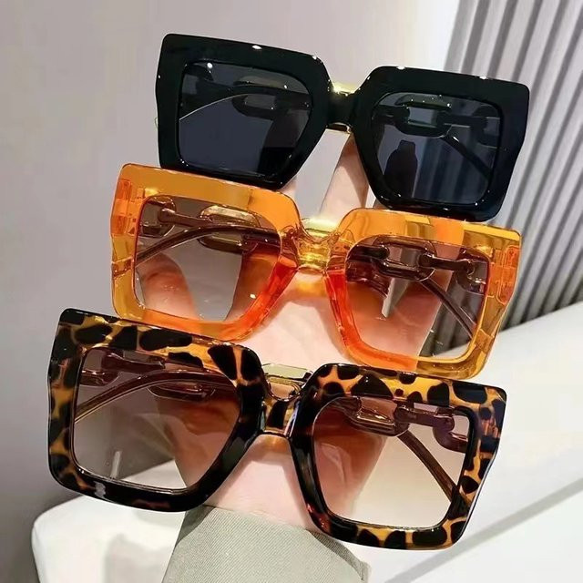 Quadratische Sonnenbrille mit Kettenbügel, Vollrand, Damen - Bild 1
