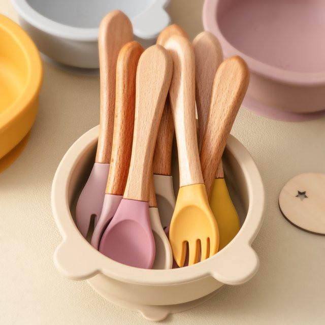 2-teiliges Baby Besteckset aus Silikon und Holz mit Löffel und Gabel in Pink - Bild 1