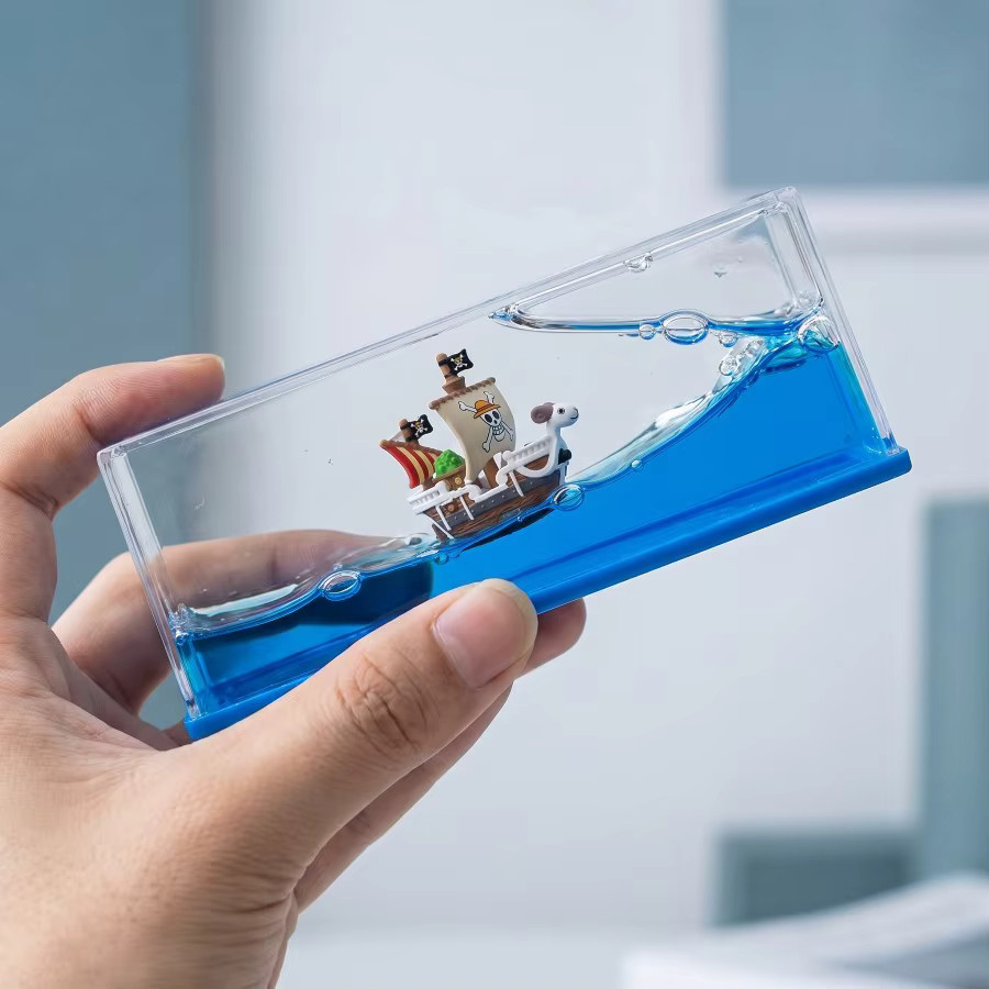 Bandai One Piece Thousand Sunny und Going Merry Flüssigkeits-Driftflasche als schwimmende Schiffs-Dekoration für deinen Schreibtisch - Bild 3