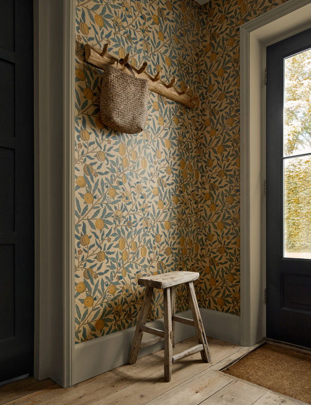 Morris & Co Tapete Fruit in Blau, Gold und Braun - Bild 3
