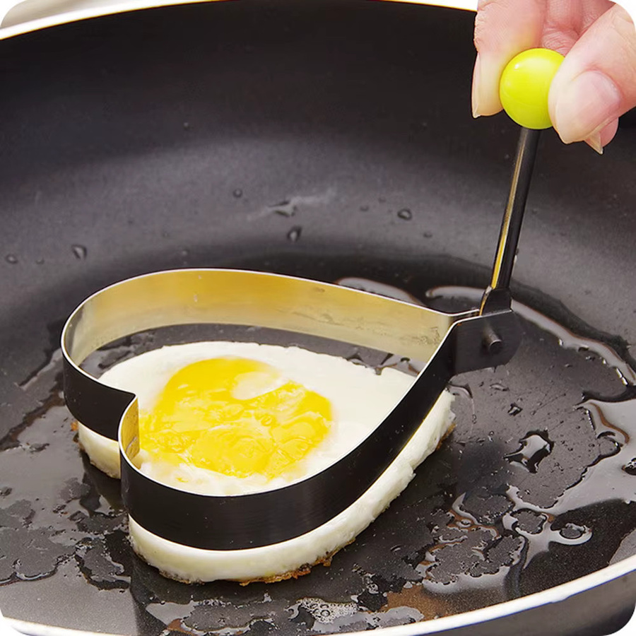 5er Set runde Eierringe aus Edelstahl mit Griff in Silber als Antihaft-Form für Pfannkuchen und Omelett - Bild 3