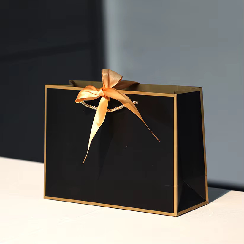 Elegante Geschenktasche aus Papier in Schwarz-Gold für Frauen und Mädchen - Bild 4