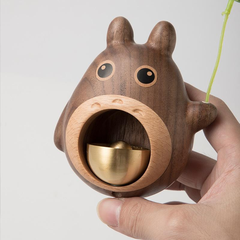 Totoro Windspiel aus Holz mit Kupferglocken in Braun von Yiran Furniture als dekorativer Türanhänger - Bild 2