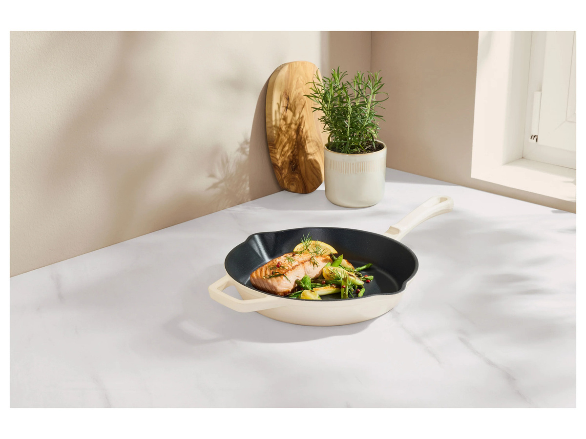 SILVERCREST Premium-Gusseisen-Grillpfanne aus emailliertem Gusseisen in Beige mit Ausgießrand - Bild 2