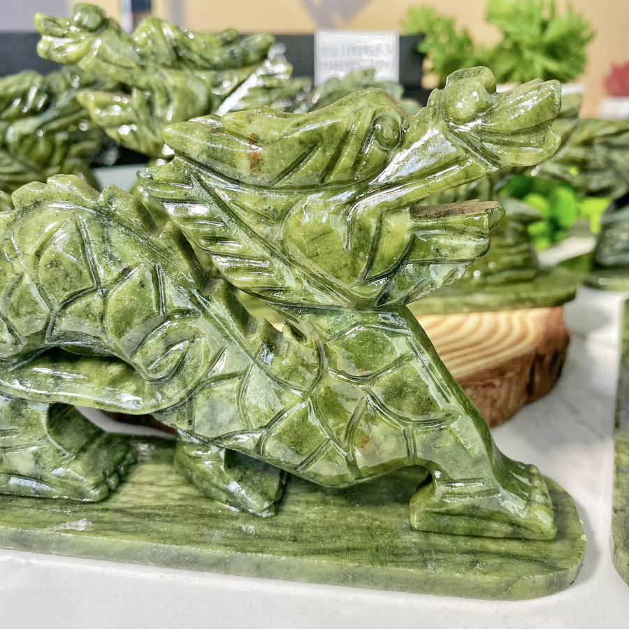 Natürlicher Xiuyan-Jade-Drache aus grünem Kristall als dekorative Edelstein-Schnitzerei - Bild 4