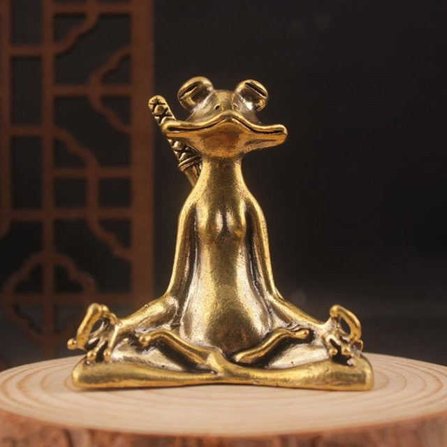 Meditierende Froschfigur aus Messing in Gold von SheyIn als Vintage Tischdekoration und Gartenskulptur - Bild 1