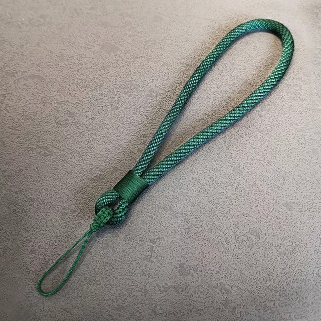 LaMaDiaa Handy Lanyard Handgelenkseil in Grün als handgewebtes Anti-Verlust Zubehör für Damen und Herren - Bild 1
