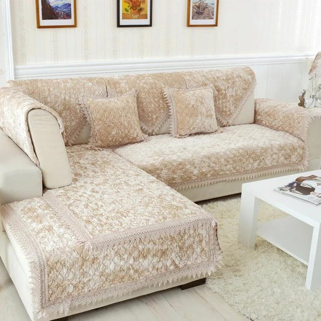 Beige Plüsch Sofa Abdeckung mit Stickerei und Spitze, rutschfestes Sofa Kissen aus Samt, B/B: 70 x 70 cm - Bild 1