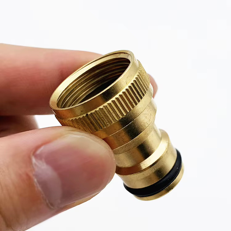 Messing Wasserhahn Adapter als Schlauch Anschluss für Garten und Autowäsche in Gold - Bild 4