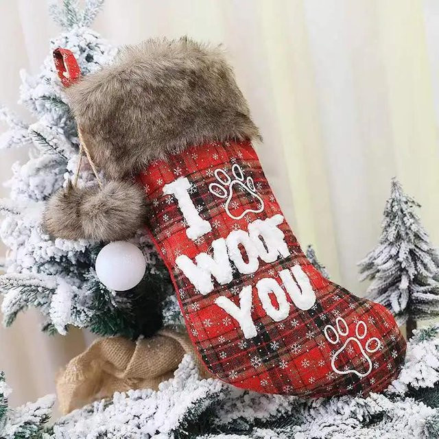 Weihnachtsbaumschmuck Hund Socken Anhänger in Grau und Rot mit Gittermuster und Pelzkragen - Bild 1
