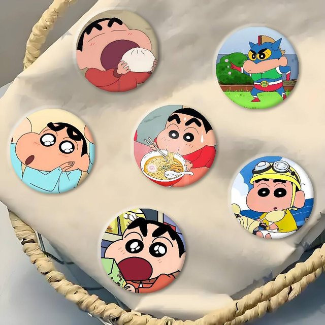 52TOYS Shin-chan Cartoon Anstecknadeln Runde Brosche aus Metall in Multicolour für Taschen als Zubehör und Souvenir - Bild 1