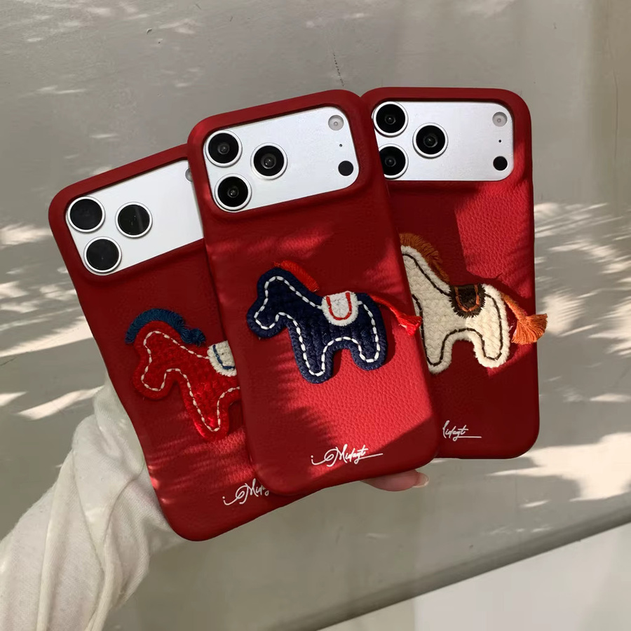 Handyhülle für iPhone 17 16 15 14 13 Pro Max aus rotem Kunstleder mit bestickter Pferdedekoration im Retro-Design - Bild 2