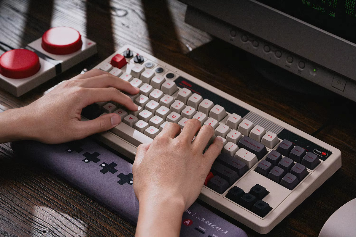 8Bitdo Retro mechanische Gaming-Tastatur mit 87 Tasten, Bluetooth, 2,4G und USB-C, Hot-Swap, Grau - Bild 2