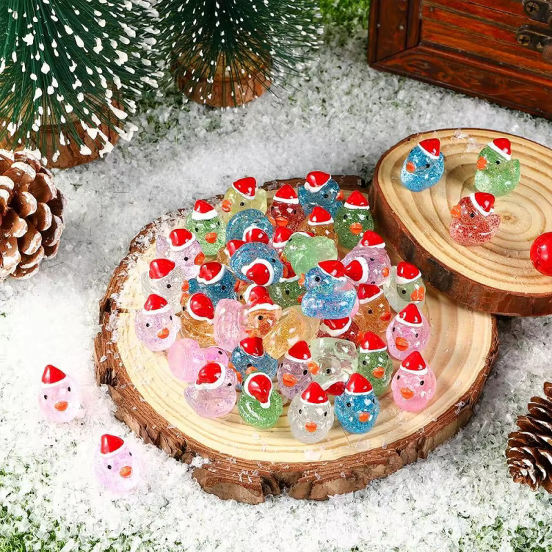 XMSJ Weihnachts-Mini-Glitzer-Enten aus Kunstharz mit Weihnachtsmütze, bunte Entenfiguren für die Heimdekoration - Bild 3