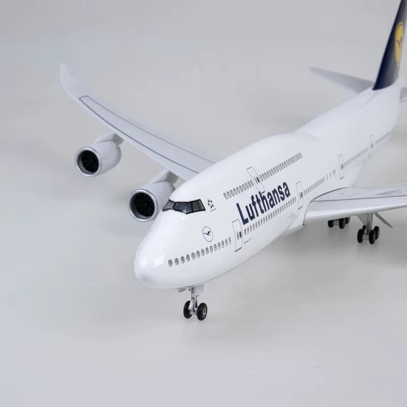 ZOCO Lufthansa B747-8 Flugzeugmodell aus Kunstharz im Maßstab 1:160 mit Standlicht - Bild 3