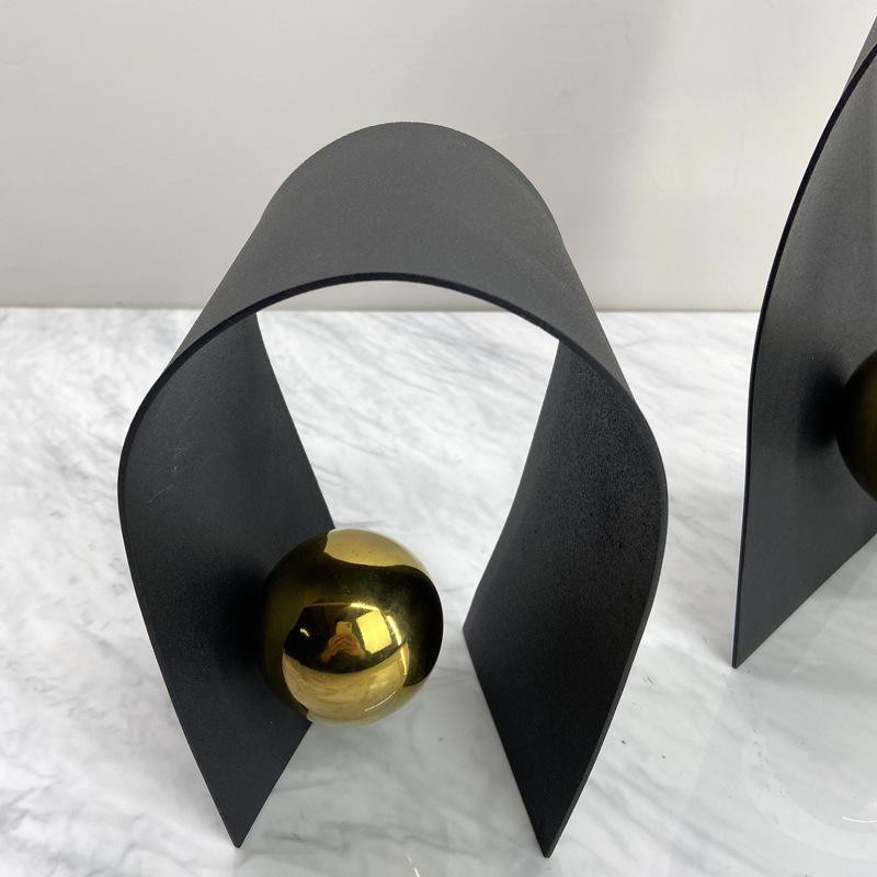 Moderne abstrakte Desktop-Dekoration aus Schmiedeeisen in Schwarz und Gold mit Kugel-Ornament - Bild 4