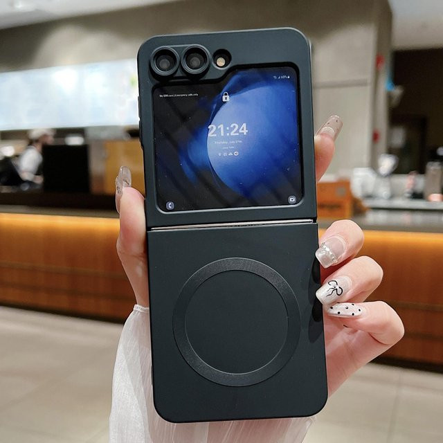 Magnetische Silikon Hülle für Samsung Galaxy Z Flip 6 5 4 3 mit Kameraschutz und kabellosem Laden in Schwarz Matt - Bild 1