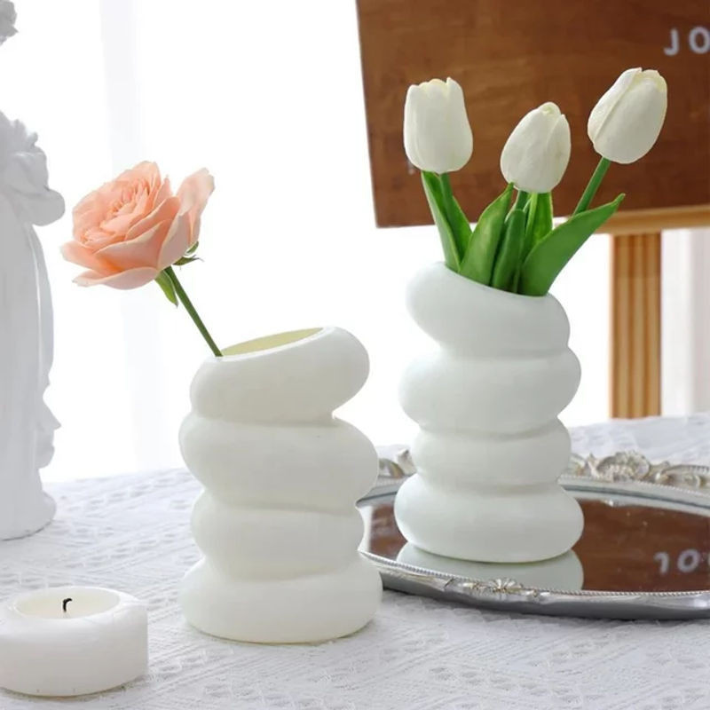 Weiße Spirale Vase aus Kunststoff im Nordic Design für kreative Blumenarrangements - Bild 1