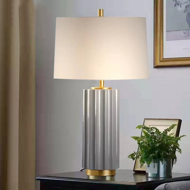 Moderne Designer Tischlampe aus Keramik und Stoff in Weiß und Grau mit Gold/Messing-Details, Höhe: 65,0 cm, Breite: 38,0 cm, Tiefe: 38,0 cm - Bild 1