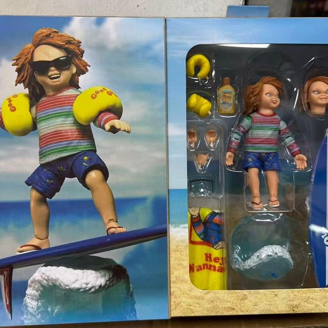 Chucky Actionfigur Surfen mit Surfbrett und Strandtuch Zubehör - Bild 1