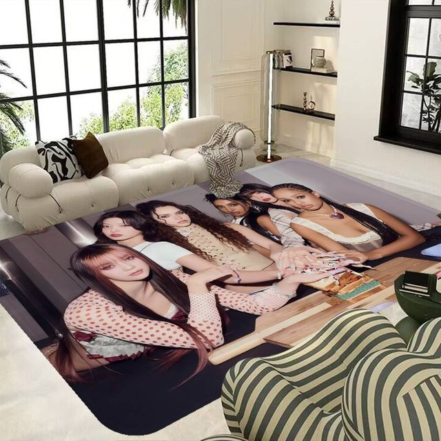 LjqTen K-pop Teppich Katseye Design, rutschfeste und waschbare Fußmatte für Kinderzimmer und Wohnzimmer, B/T: 80 x 50 cm, Mehrfarbig - Bild 1