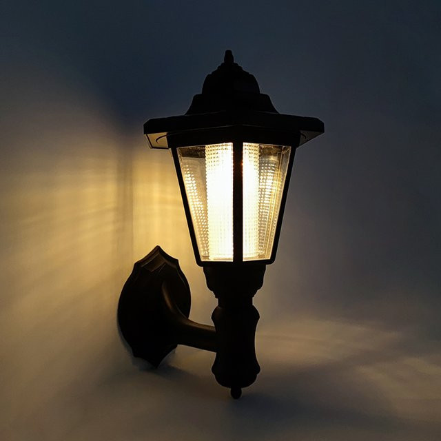 SHENZHITECH Retro Solar Wandleuchte in Schwarz mit warmweißem LED-Licht für Garten und Terrasse - Bild 1