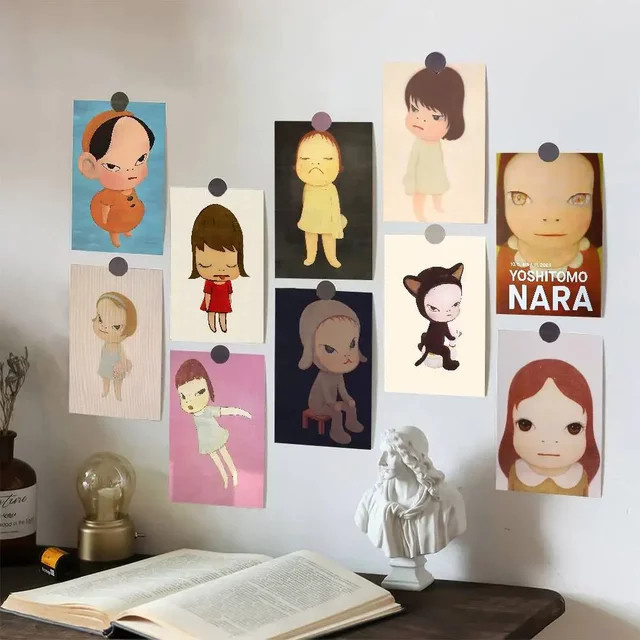 Potdemiel Yoshitomo Nara Klassisches Poster als Aufkleber in Weiß und Multicolour für ästhetische Wandgestaltung - Bild 1