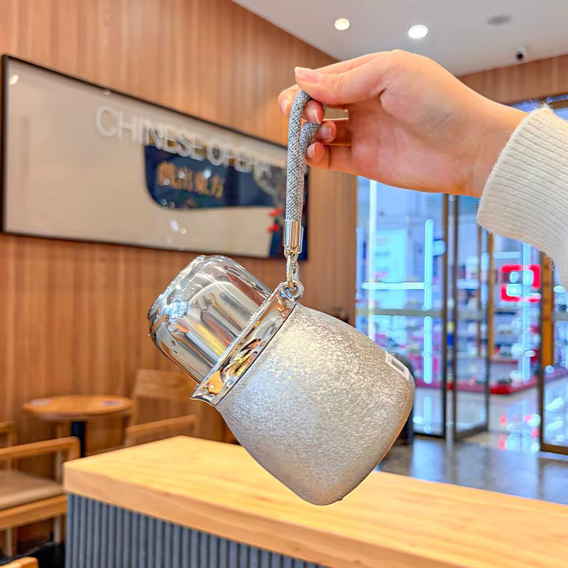 JUSTINLAU Isolierter Becher mit Titanbeschichtung in Blau, tragbare Thermosflasche für Heiß- und Kaltgetränke mit Seil - Bild 3